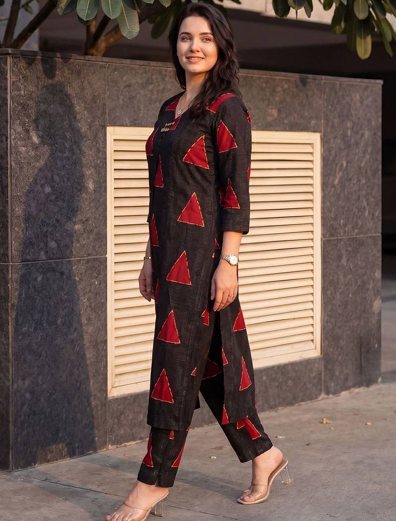 Women Printed Regular Kurta with Trousers