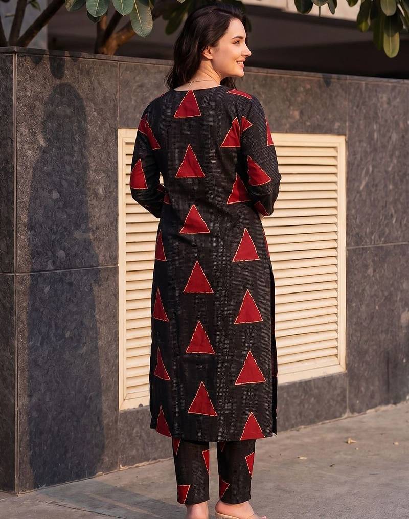Women Printed Regular Kurta with Trousers