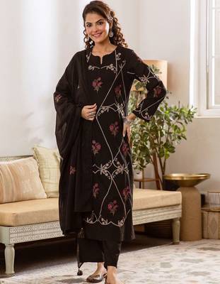 Women Floral Embroidered Regular Thread Work  Cotton Kurta with Trousers & With Dupatta 2