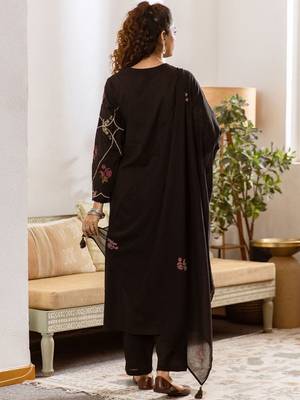 Women Floral Embroidered Regular Thread Work  Cotton Kurta with Trousers & With Dupatta 5