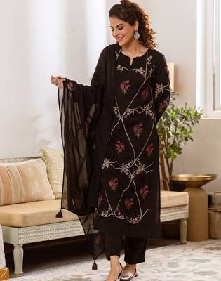 Women Floral Embroidered Regular Thread Work  Cotton Kurta with Trousers & With Dupatta 7