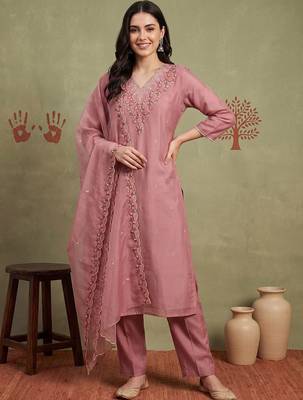Women Floral Embroidered Regular Thread Work Kurta with Trousers & With Dupatta 1