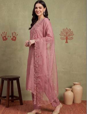 Women Floral Embroidered Regular Thread Work Kurta with Trousers & With Dupatta 3