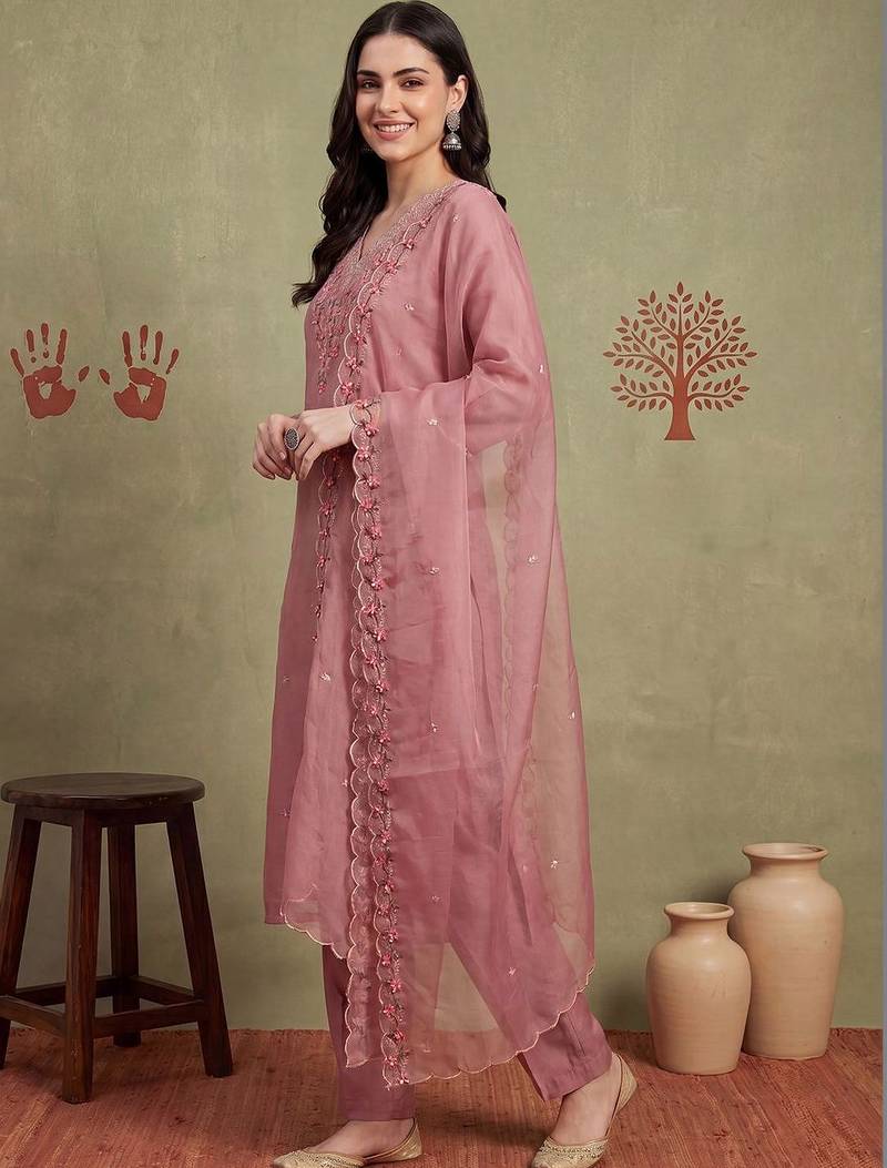Women Floral Embroidered Regular Thread Work Kurta with Trousers & With Dupatta
