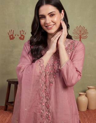 Women Floral Embroidered Regular Thread Work Kurta with Trousers & With Dupatta 6