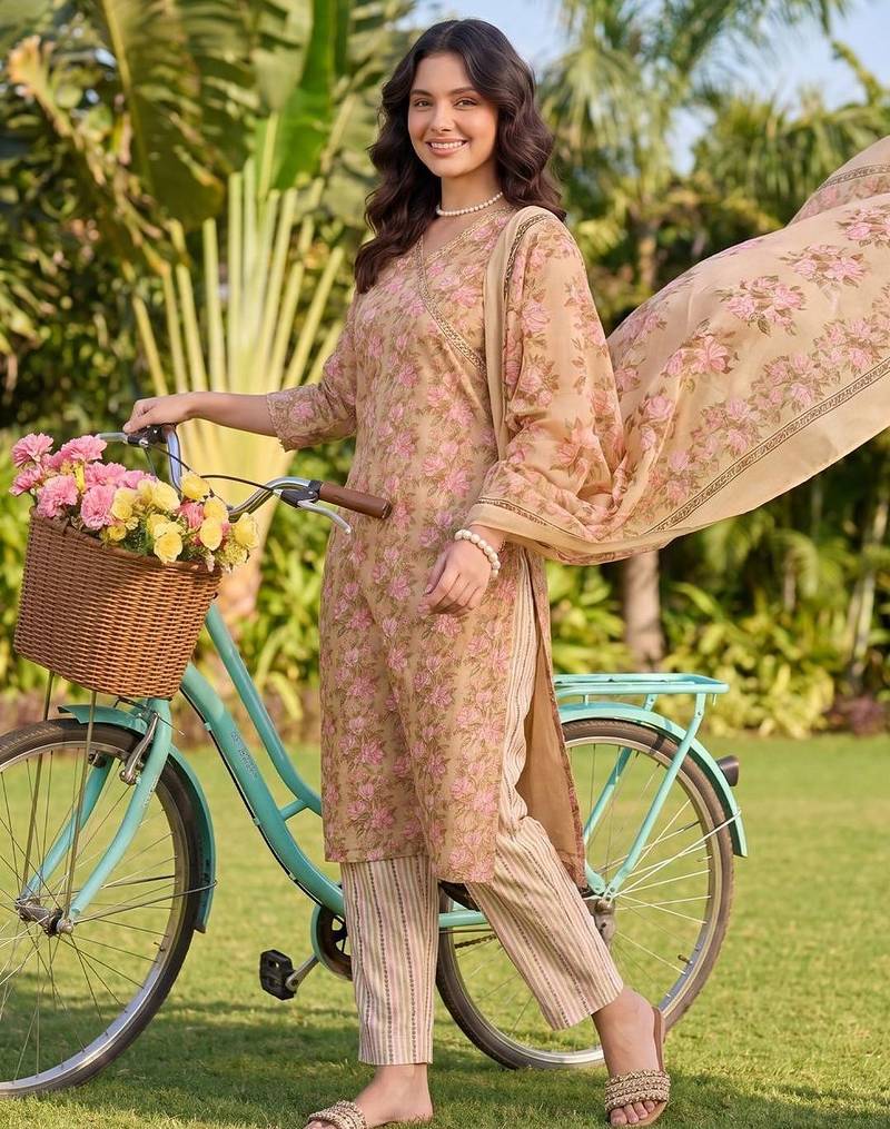 Women Floral Printed Regular  Cotton Kurta with Trousers & With Dupatta