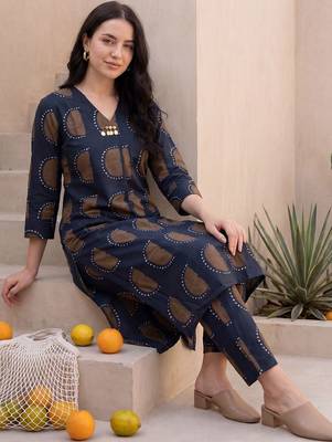 Women Printed Regular Kurta with Trousers 1