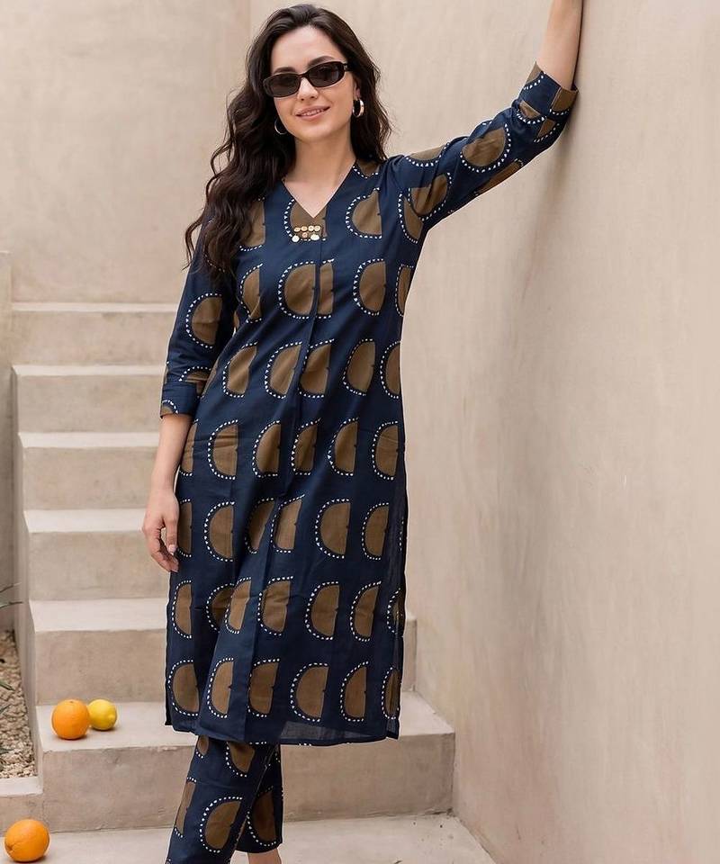 Women Printed Regular Kurta with Trousers