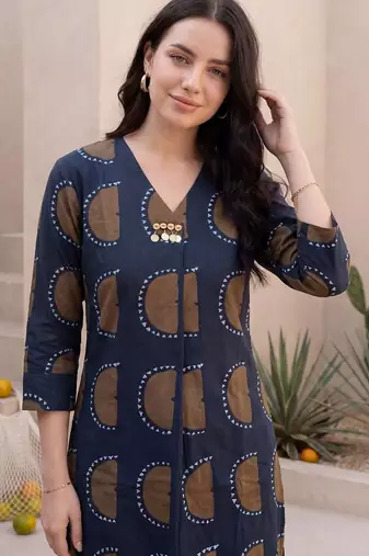 Women Printed Regular Kurta with Trousers