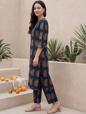 Women Printed Regular Kurta with Trousers 4