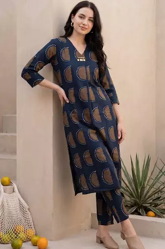 Women Printed Regular Kurta with Trousers