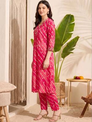 Women Leheriya Printed Regular Kurta with Trousers 5