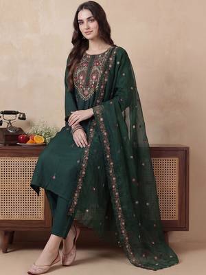 Women Floral Embroidered Regular Thread Work Kurta with Trousers & With Dupatta 1