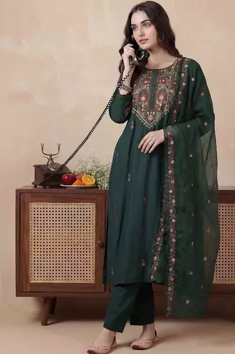 Women Floral Embroidered Regular Thread Work Kurta with Trousers & With Dupatta