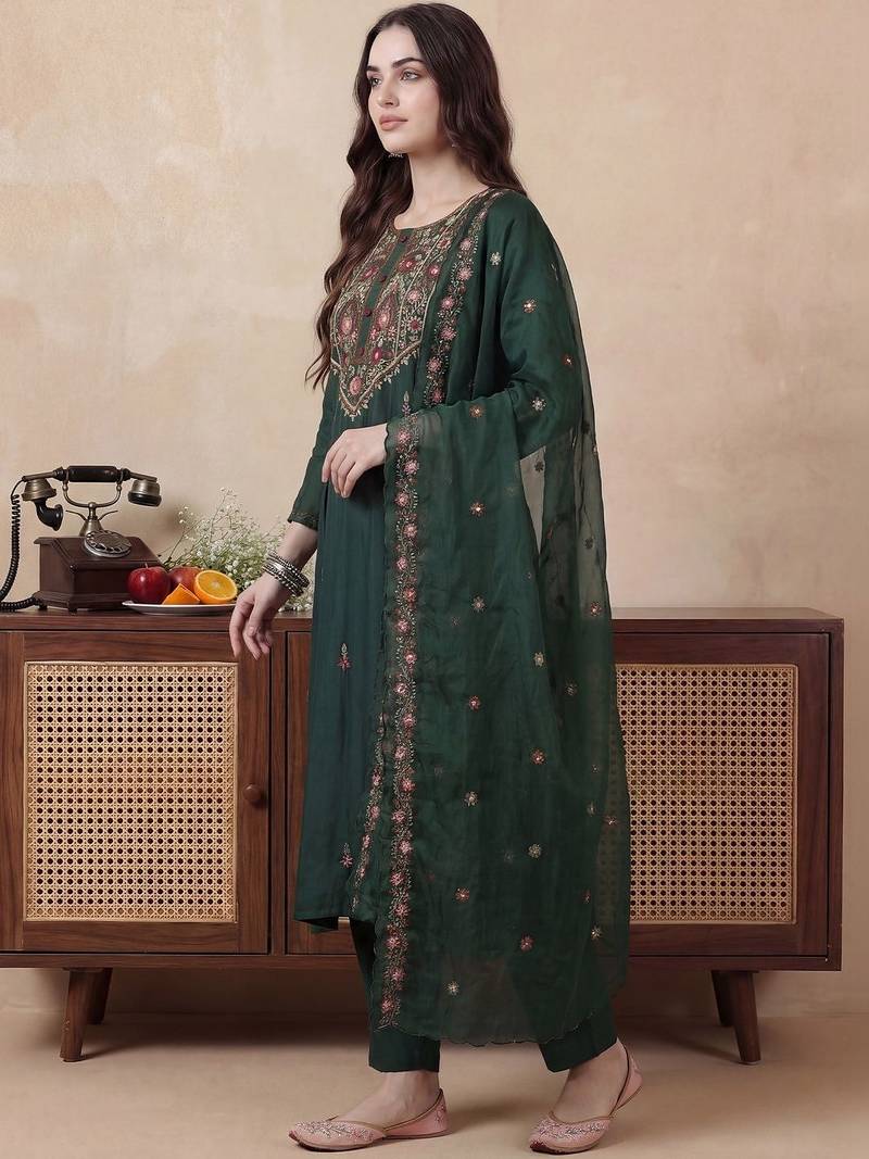 Women Floral Embroidered Regular Thread Work Kurta with Trousers & With Dupatta