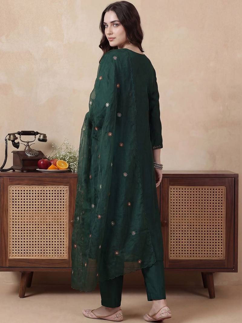 Women Floral Embroidered Regular Thread Work Kurta with Trousers & With Dupatta
