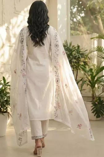 Women Floral Embroidered Regular Kurta with Trousers & With Dupatta