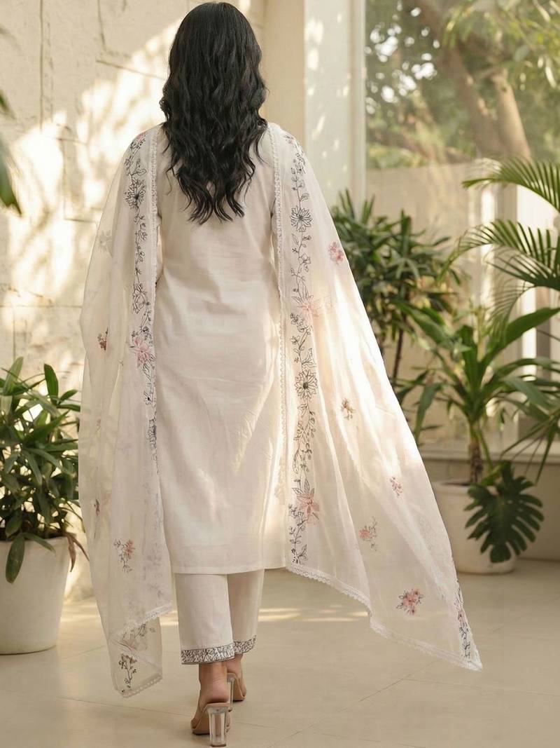 Women Floral Embroidered Regular Kurta with Trousers & With Dupatta