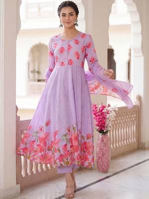 Women Floral Printed Panelled  Cotton Kurta with Trousers & With Dupatta 3