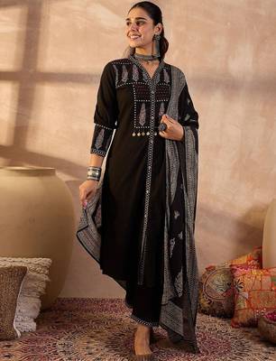 Women Embroidered  Cotton Kurta With Trousers & Dupatta Kurta Sets 1