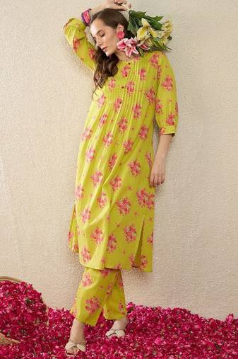 Women Floral Printed Pleated Cotton Kurta with Trousers