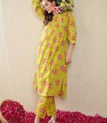Women Floral Printed Pleated  Cotton Kurta with Trousers