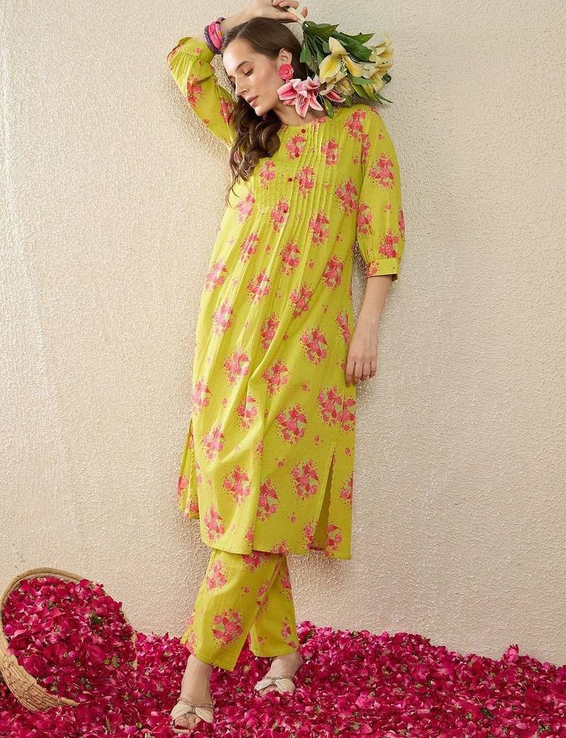 Women Floral Printed Pleated  Cotton Kurta with Trousers