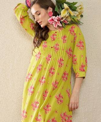Women Floral Printed Pleated  Cotton Kurta with Trousers 2