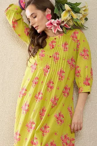 Women Floral Printed Pleated  Cotton Kurta with Trousers