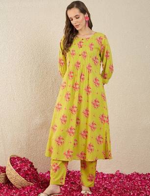 Women Floral Printed Pleated  Cotton Kurta with Trousers 3