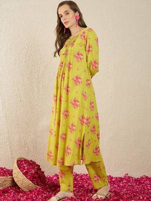 Women Floral Printed Pleated  Cotton Kurta with Trousers 4