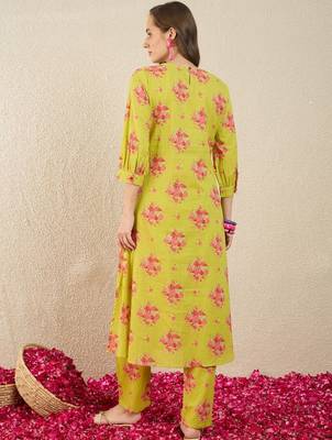 Women Floral Printed Pleated  Cotton Kurta with Trousers 5