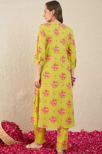 Women Floral Printed Pleated  Cotton Kurta with Trousers