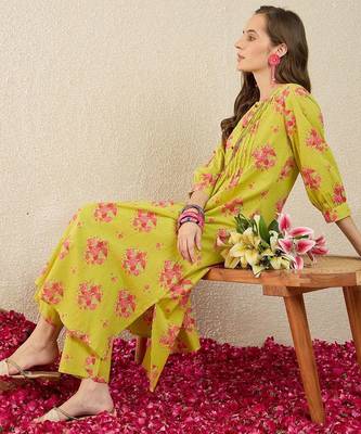Women Floral Printed Pleated  Cotton Kurta with Trousers 6