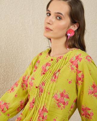 Women Floral Printed Pleated  Cotton Kurta with Trousers 7