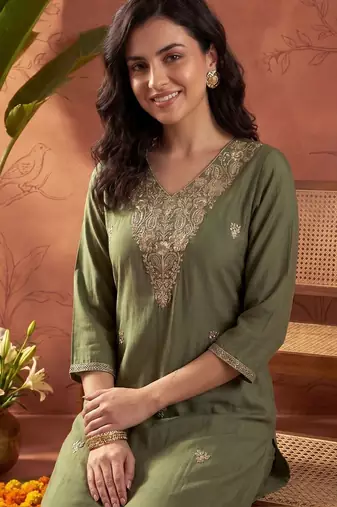 Women Ethnic Motifs Embroidered Regular Thread Work Kurta with Trousers