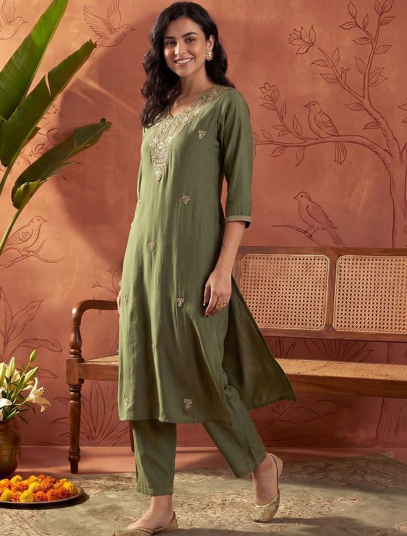 Women Ethnic Motifs Embroidered Regular Thread Work Kurta with Trousers