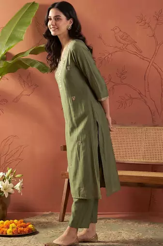 Women Ethnic Motifs Embroidered Regular Thread Work Kurta with Trousers