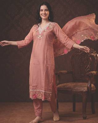 Women Floral Embroidered Regular Thread Work Kurta with Trousers & With Dupatta 1