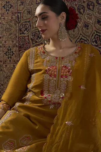 Ethnic Motifs Embroidered Round Neck Thread Work Kurta With Palazzos & Dupatta