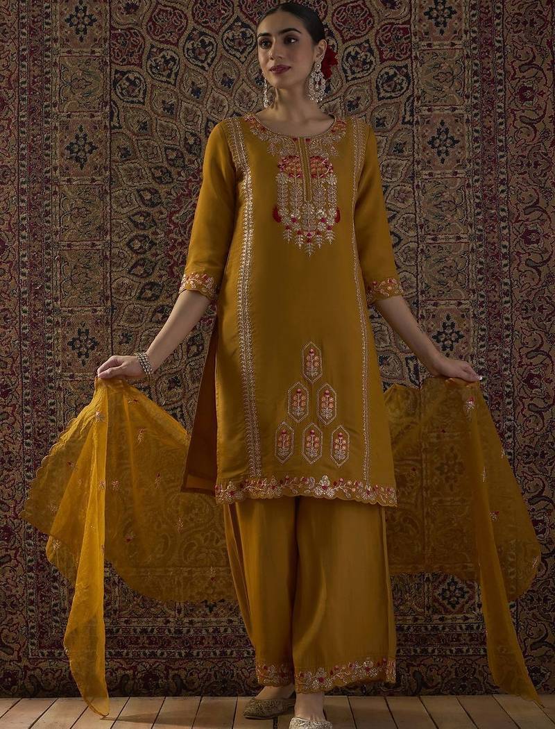 Ethnic Motifs Embroidered Round Neck Thread Work Kurta With Palazzos & Dupatta