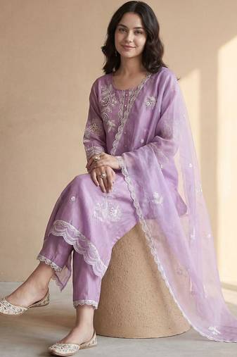 Women Floral Embroidered Thread Work Kurta with Trousers & With Dupatta