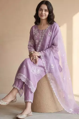 Women Floral Embroidered Regular Thread Work Kurta with Trousers & With Dupatta