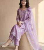 Women Floral Embroidered Regular Thread Work Kurta with Trousers & With Dupatta