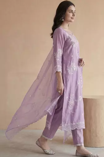 Women Floral Embroidered Regular Thread Work Kurta with Trousers & With Dupatta
