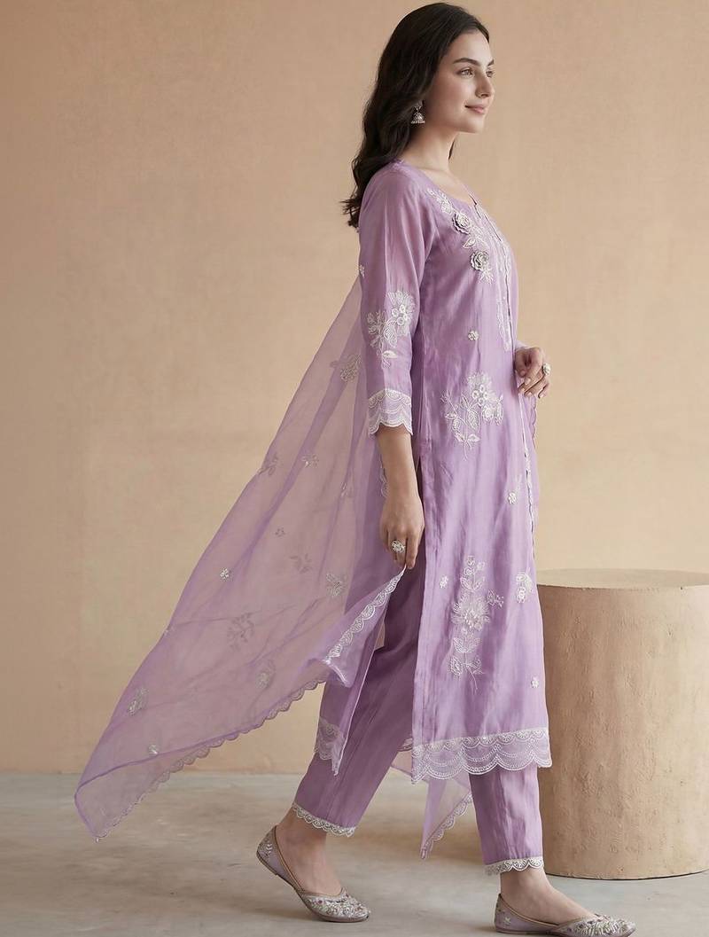 Women Floral Embroidered Regular Thread Work Kurta with Trousers & With Dupatta