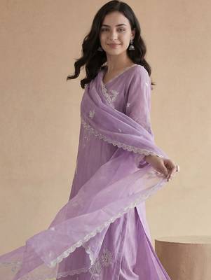 Women Floral Embroidered Regular Thread Work Kurta with Trousers & With Dupatta 4