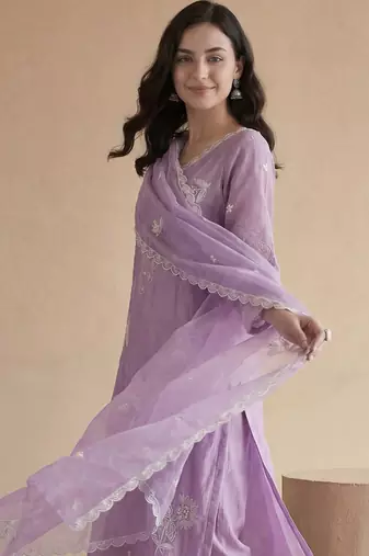 Women Floral Embroidered Regular Thread Work Kurta with Trousers & With Dupatta