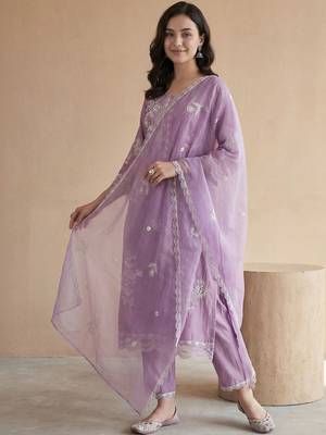 Women Floral Embroidered Regular Thread Work Kurta with Trousers & With Dupatta 5