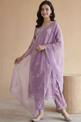 Women Floral Embroidered Regular Thread Work Kurta with Trousers & With Dupatta